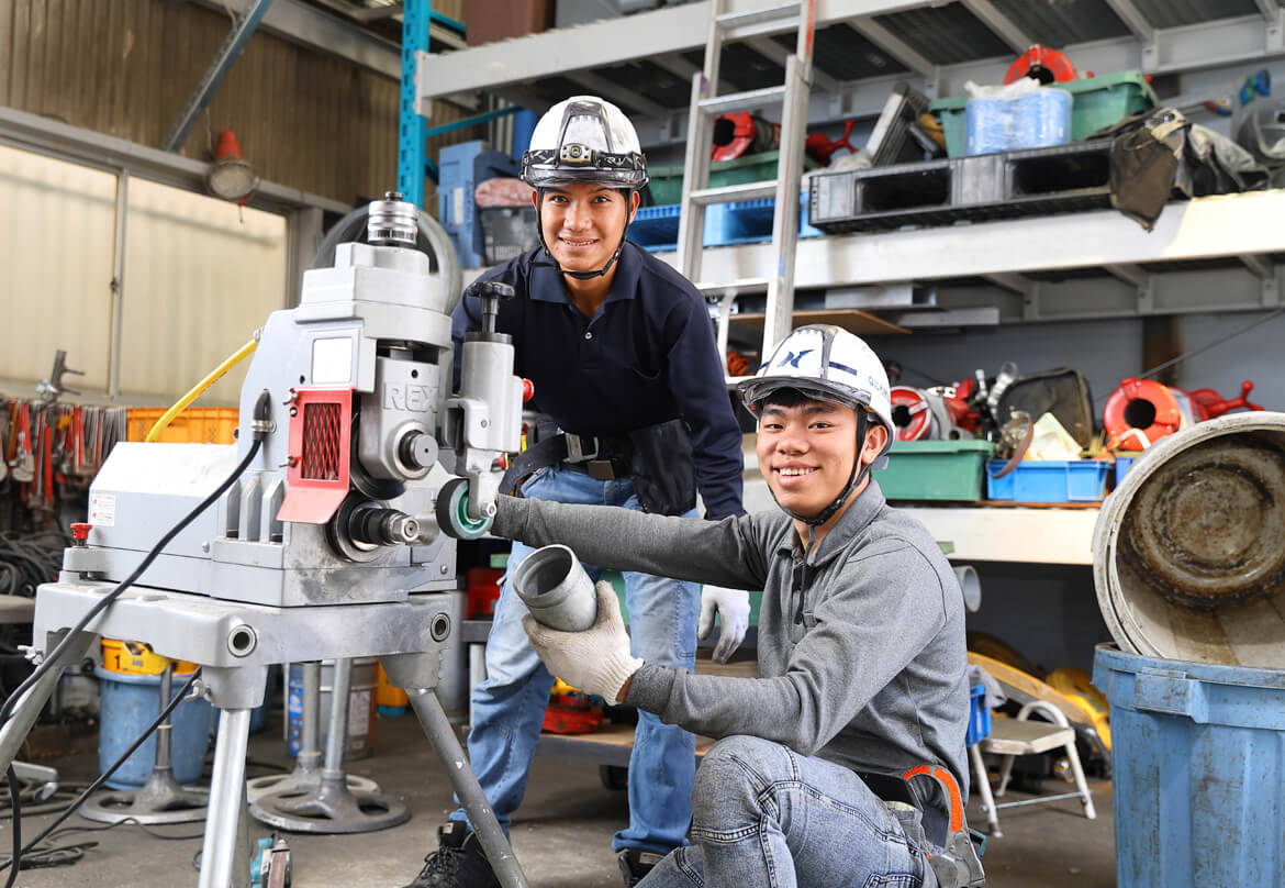 「技術スタッフ」<br />
“チーム”で役割を分担して効率的に作業